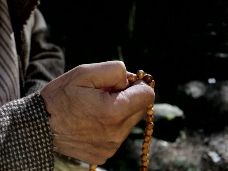 Redovna molitva, istrajnost i korišćenje molitvenika pomažu u duhovnom rastu, a iskrena vera u molitvu jača našu povezanost s Bogom.