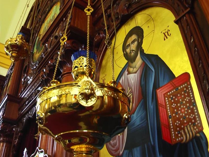 pravoslavna crkva sa freskom Isusa Hrisa i kandilom