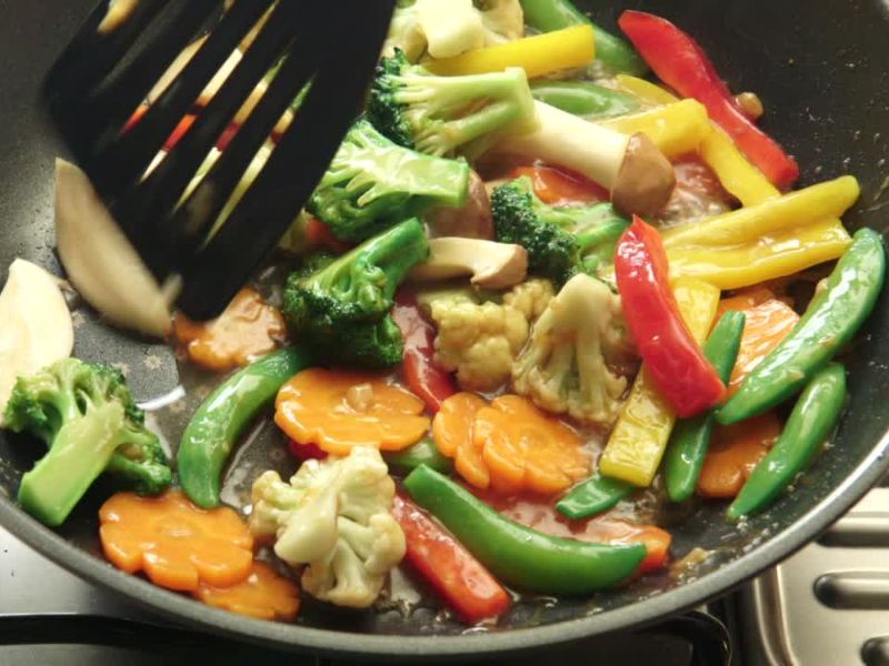 osoba sprema u teflonskom tiganju posan obrok