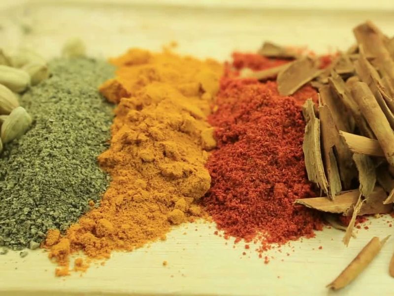 prirodna mešavina začina na dasci